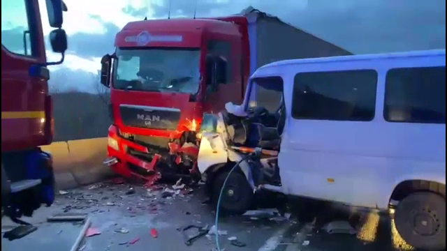 Accident grav între un microbuz și un TIR, în Cluj. Sunt doi morți și patru răniți grav