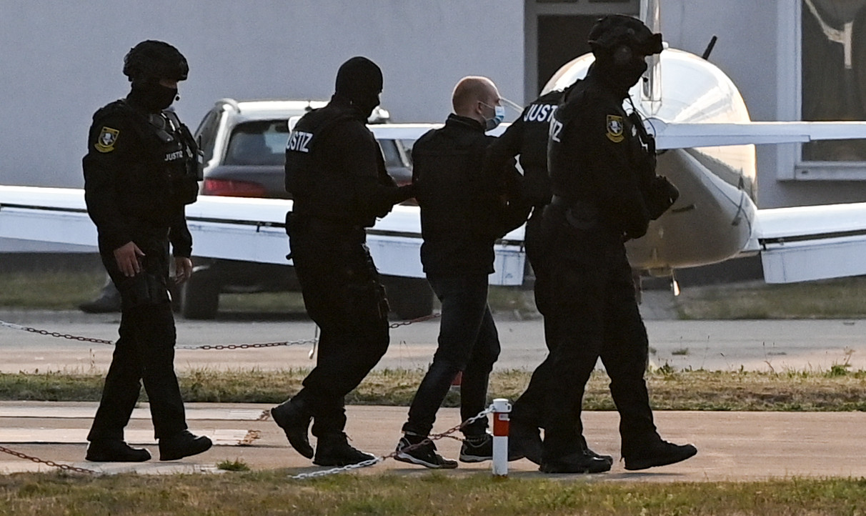 Zece bărbați înarmați au atacat un aeroport unde se afla un avion plin cu bani. Două persoane au murit