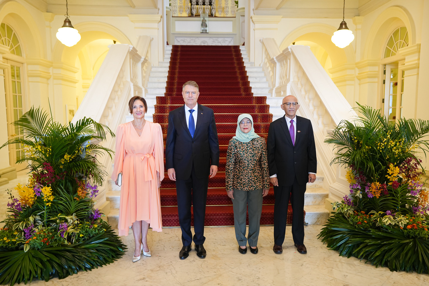Klaus Iohannis a început vizita de stat în Singapore. A fost primit de președintele Halimah Yacob | GALERIE FOTO