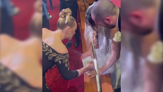 Un cuplu și-a început seara nunții la un concert al lui Adele. Artista a dat un autograf chiar pe rochia miresei