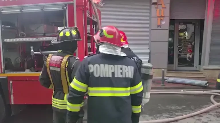 Incendiu într-un bloc din Capitală. 12 persoaneau fost evacuate de pompieri. Nu sunt victime