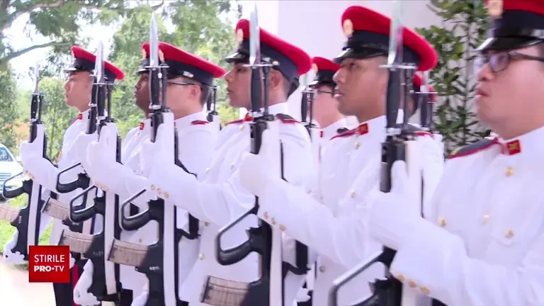 Klaus Iohannis a început vizita de stat în Singapore. A fost primit de președintele Halimah Yacob | GALERIE FOTO