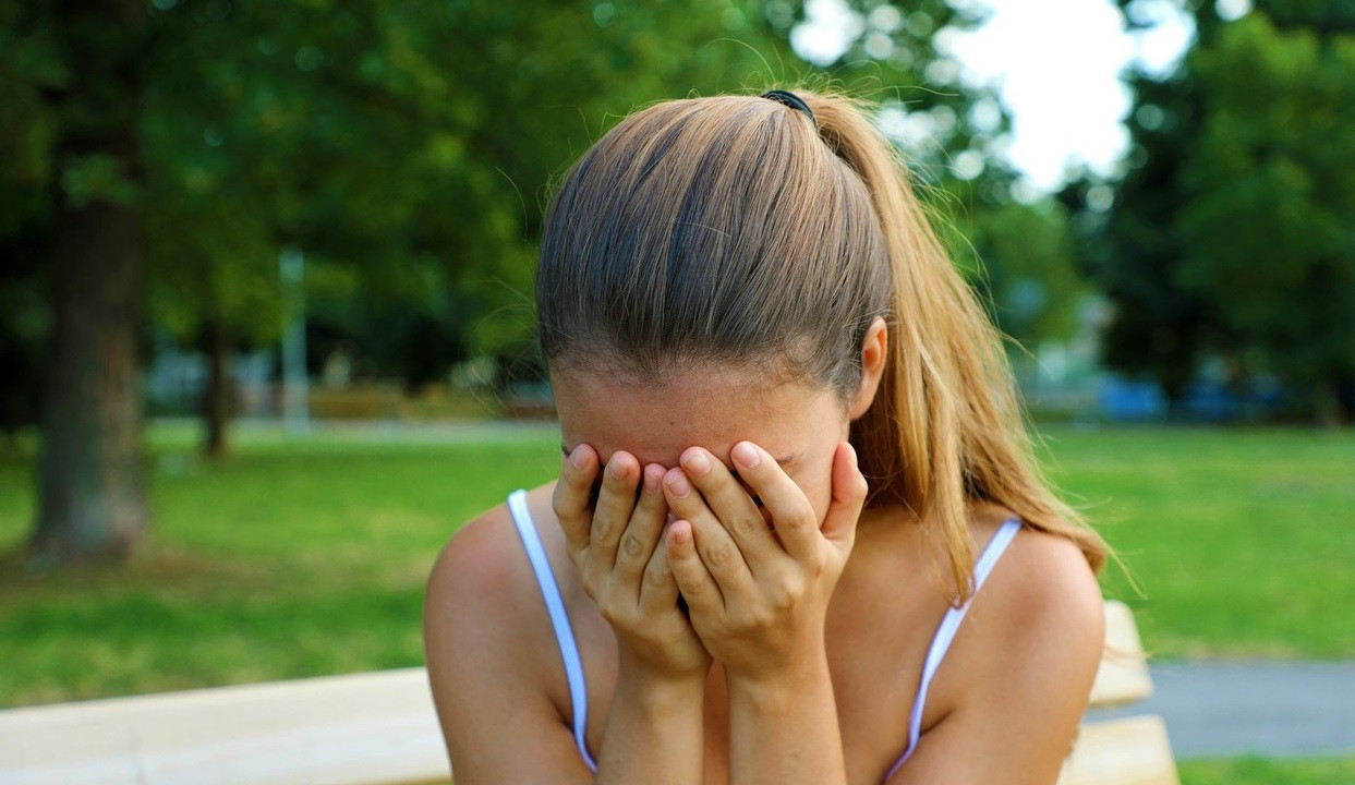 11 bărbați reținuți după ce au agresat sexual o minoră de 13 ani. Cel mai tânăr are 15 ani