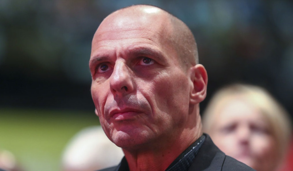 Fostul ministru de Finanțe al Greciei, Yanis Varoufakis, bătut pe stradă de indivizi cu cagule. Acesta a ajuns la spital