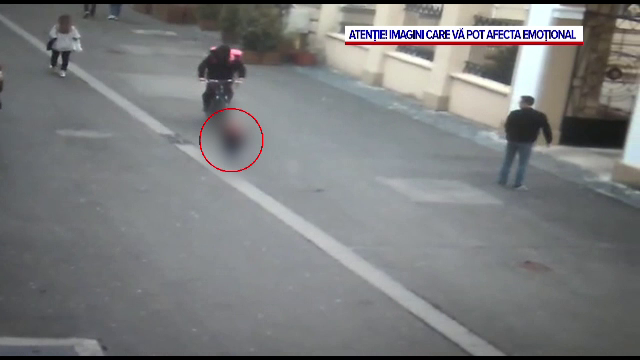Momentul în care un curier aflat pe bicicletă pune la pământ o fetiță de doi ani. Ce riscă tânărul în vârstă de 26 de ani