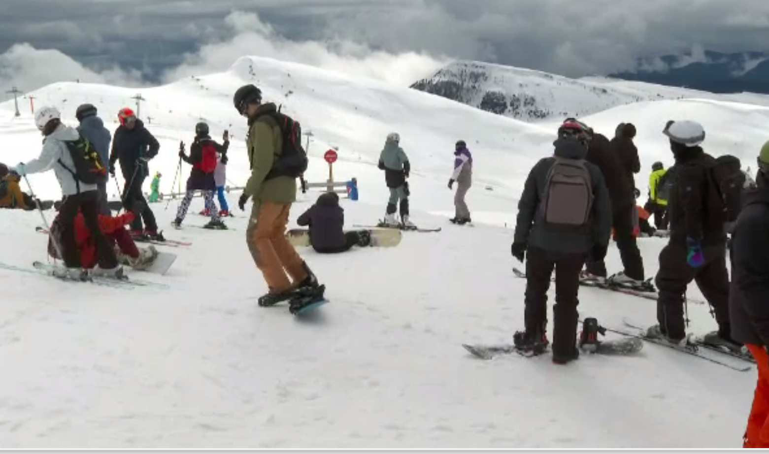 Zăpada la Sinaia are și un metru grosime. Turiștii s-au bucurat de vremea superbă, pe pârtie