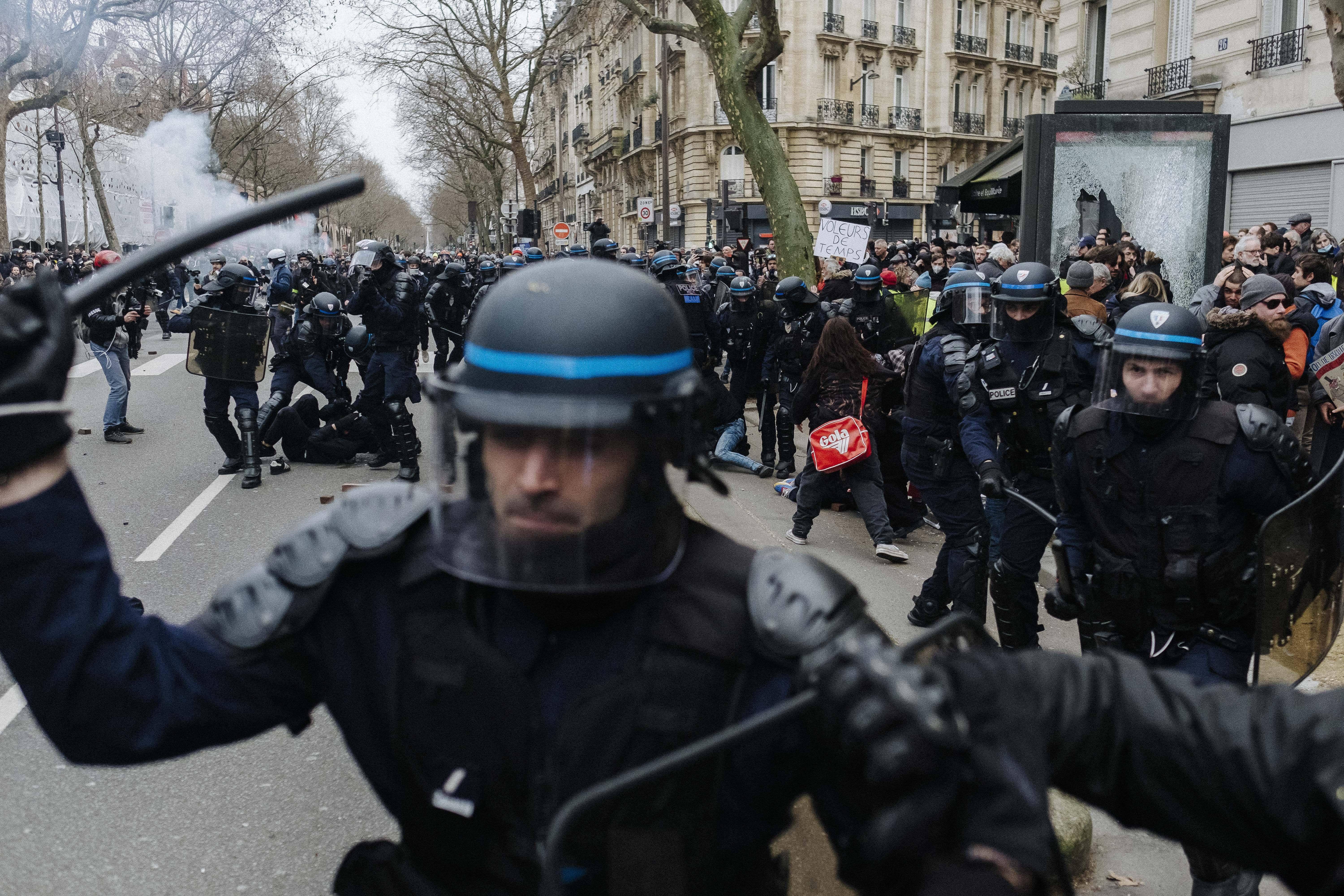 Încă un weekend cu proteste masive în Franța. Sindicaliștii vorbesc de peste un milion de manifestanți