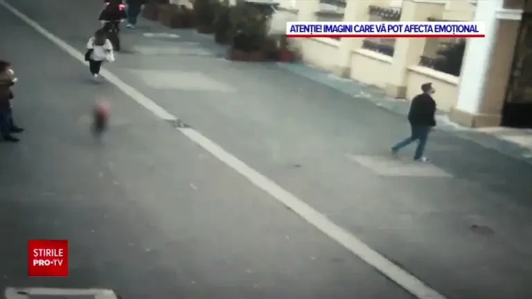 Momentul în care un curier aflat pe bicicletă pune la pământ o fetiță de doi ani. Ce riscă tânărul în vârstă de 26 de ani