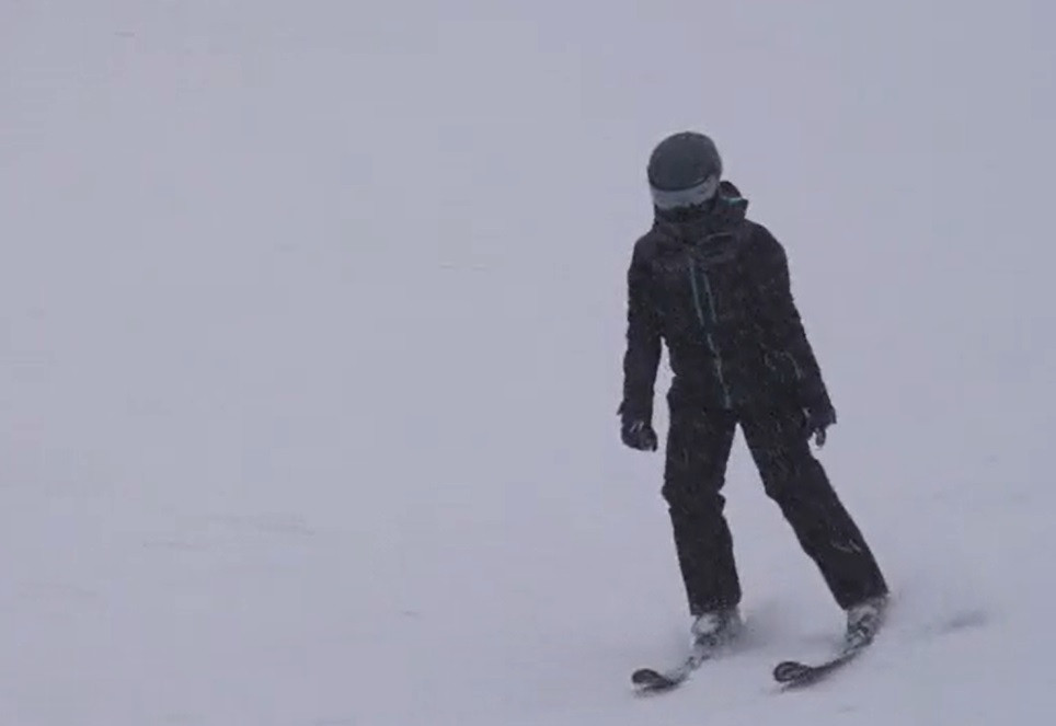 Pârtiile de la Arieșeni, luate cu asalt de iubitorii sporturilor de iarnă, după ninsorile din ultimele zile