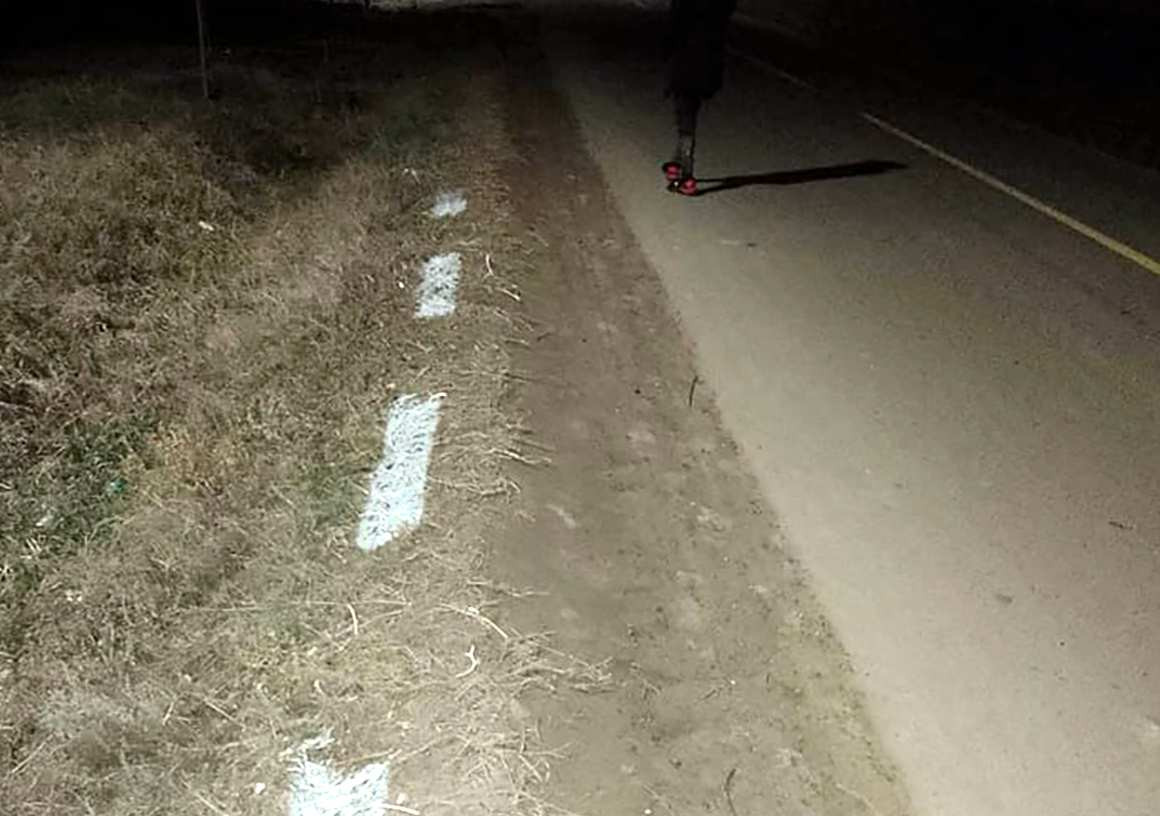 Marcaje rutiere prin șanț, pe o șosea din Vaslui. Pericol uriaș, dincolo de amuzament. „Noroc cu ploaia, că o spală”