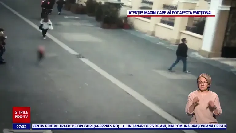 Momentul în care un curier aflat pe bicicletă pune la pământ o fetiță de doi ani. Ce riscă tânărul în vârstă de 26 de ani