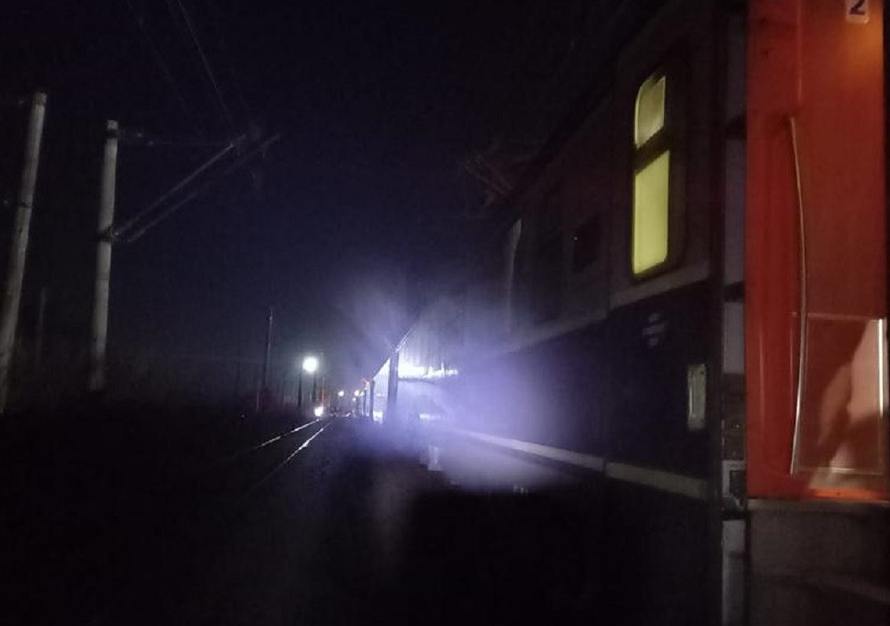 Accident feroviar la Roșiori de Vede. Un tren de călători a trecut pe roșu și a lovit altul, de marfă