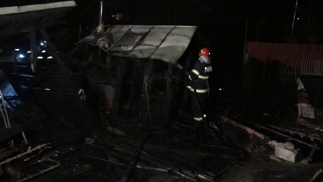 Trupul carbonizat al unui bărbat de 82 de ani, găsit într-o casă mistuită de flăcări. Focul a fost aprins de nepoata victimei