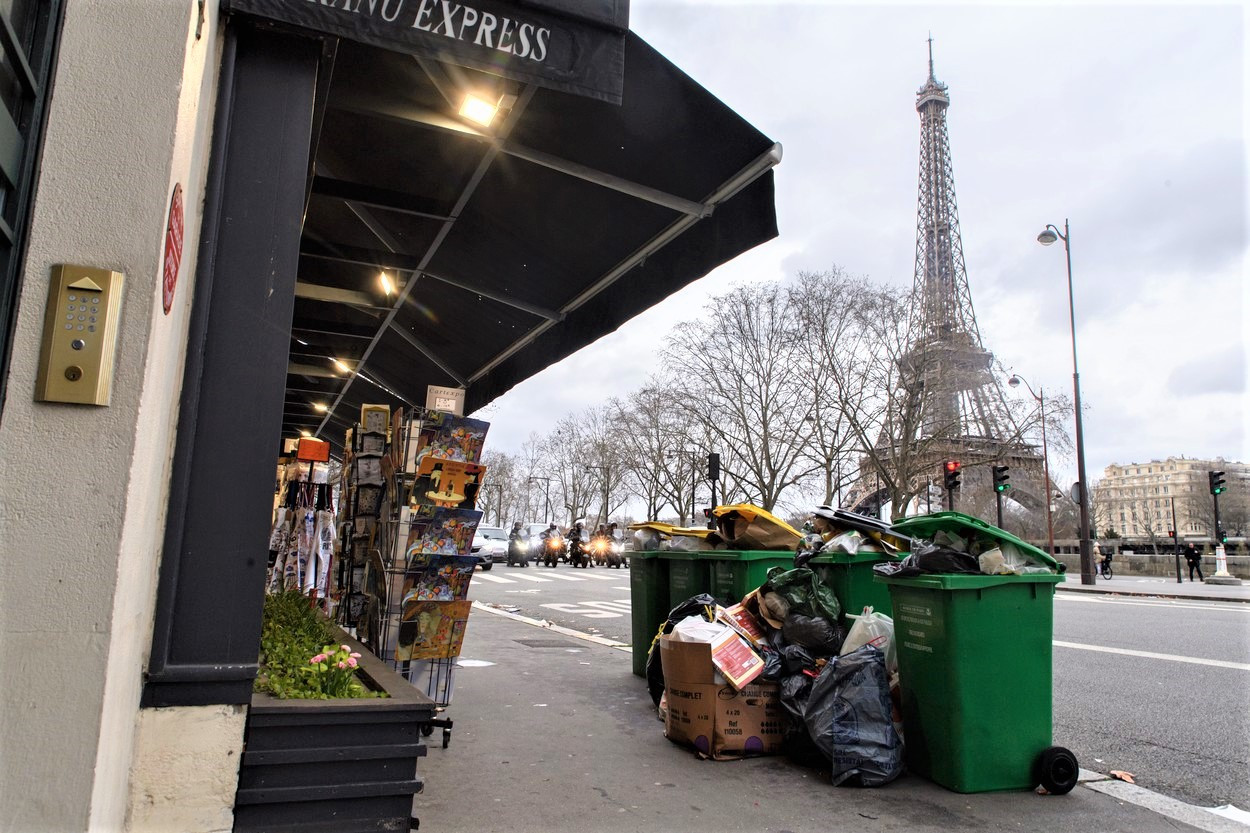 Parisul, sufocat de gunoaie. Mii de tone de deșeuri zac pe străzile orașului de o săptămână