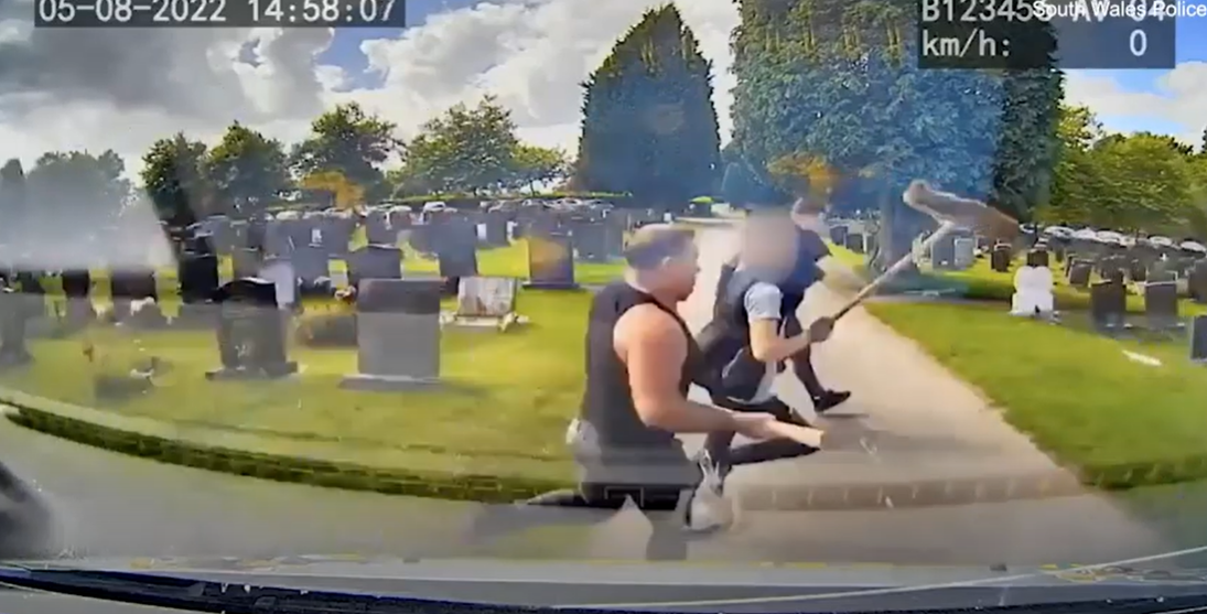 Cursă nebună cu mașina în cimitir. Oamenii s-au luat la bătaie cu bâte, macete și ciocane în timpul unei înmormântări | VIDEO