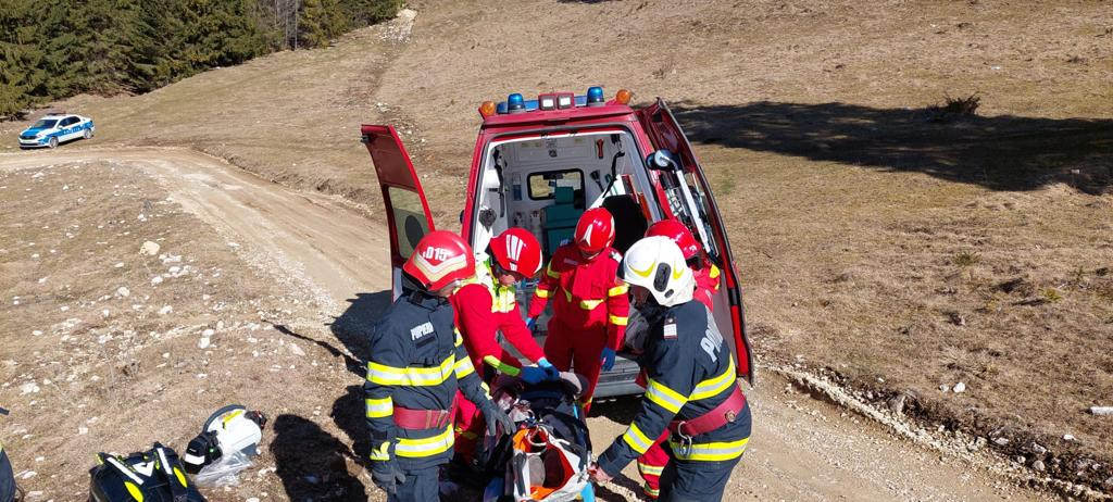 Un șofer a scăpat cu viață după ce a căzut 200 de metri cu mașina într-o râpă din Argeș. Cum a fost găsit