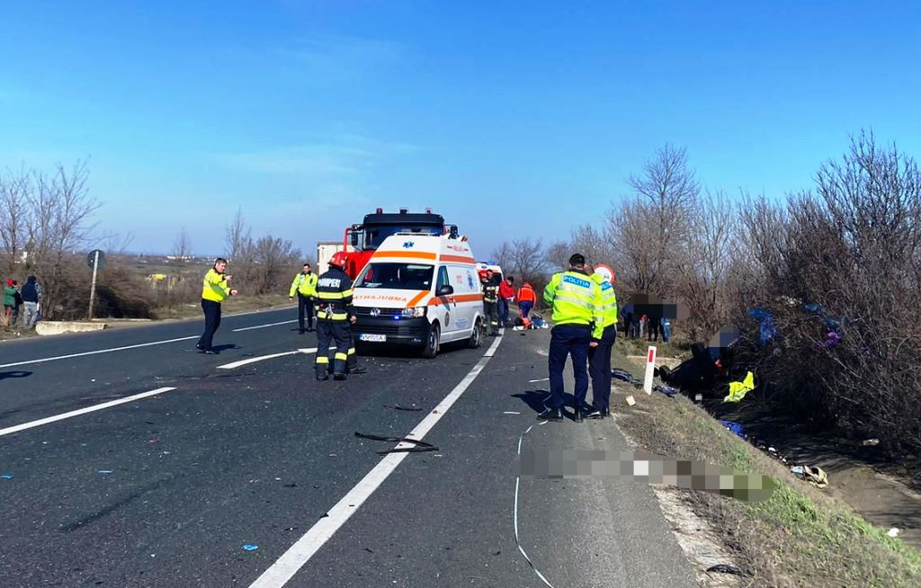 O nouă tragedie pe „Drumul morții”. Doi morți și doi răniți după ce o mașină a fost spulberată de un TIR