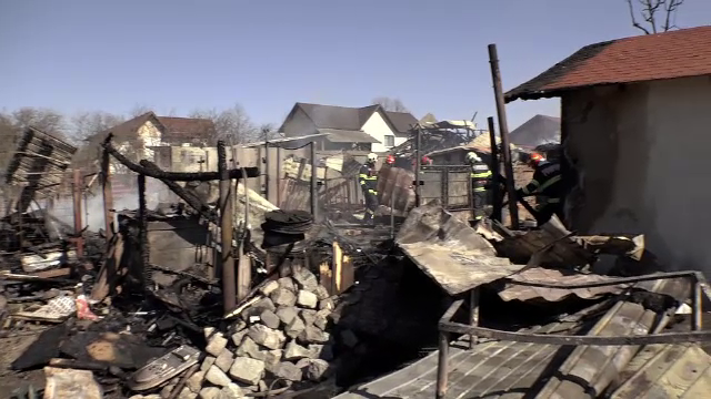 Incendiu violent în județul Prahova. Patru case au fost cuprinse de flăcări. De la ce a pornit dezastrul