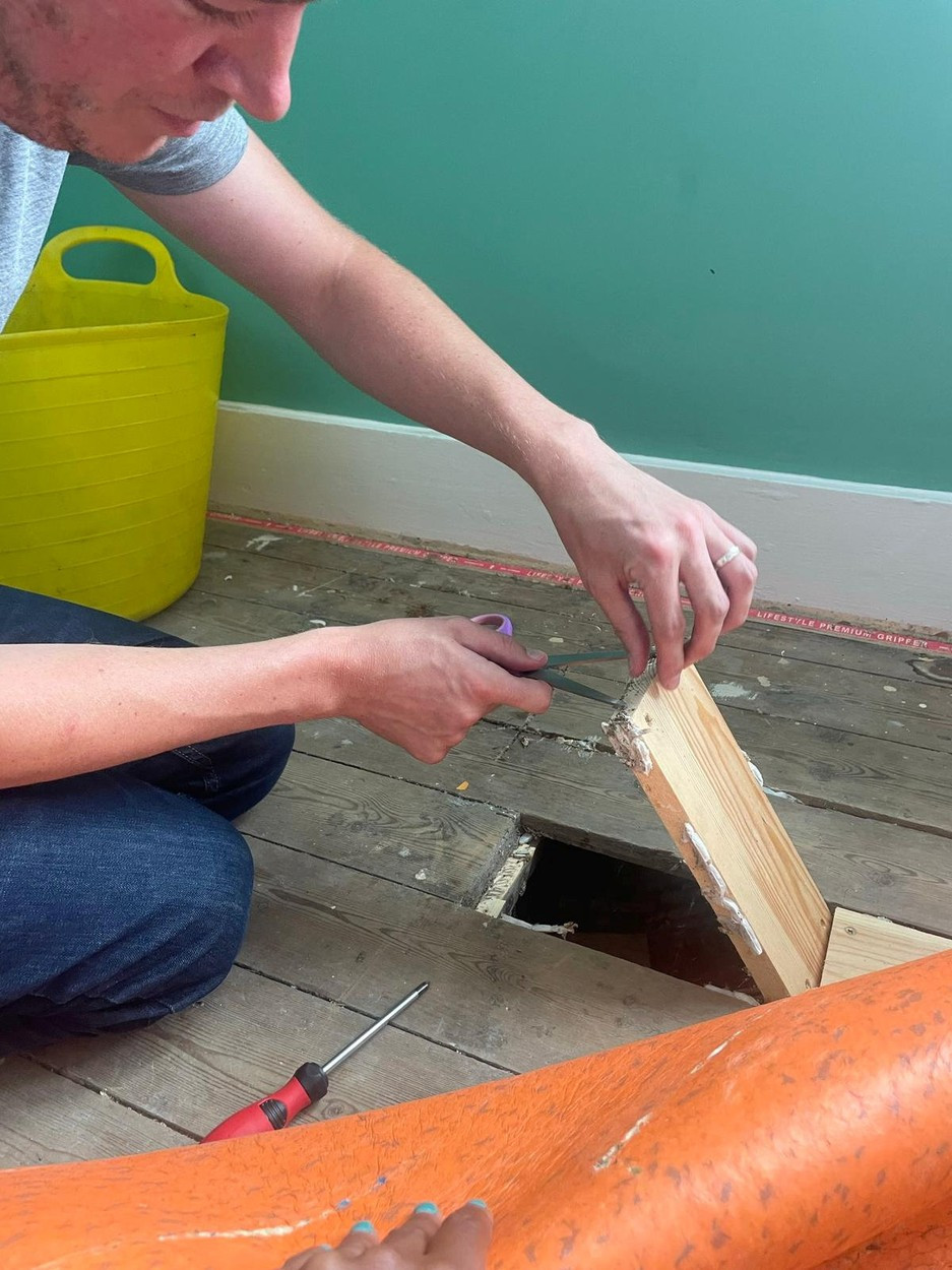 Ce au descoperit doi soți, după ce din pereți a început să curgă un lichid galben și lipicios. GALERIE FOTO