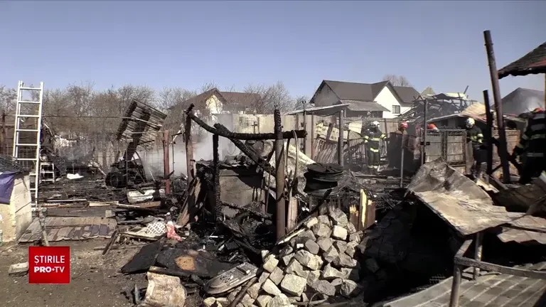 Incendiu violent în județul Prahova. Patru case au fost cuprinse de flăcări. De la ce a pornit dezastrul
