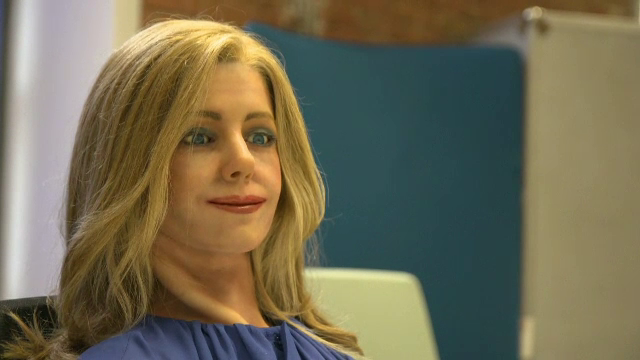 Ce le spune colegilor robotul Lena, noua angajată a unei companii farmaceutice. Este plină de idei