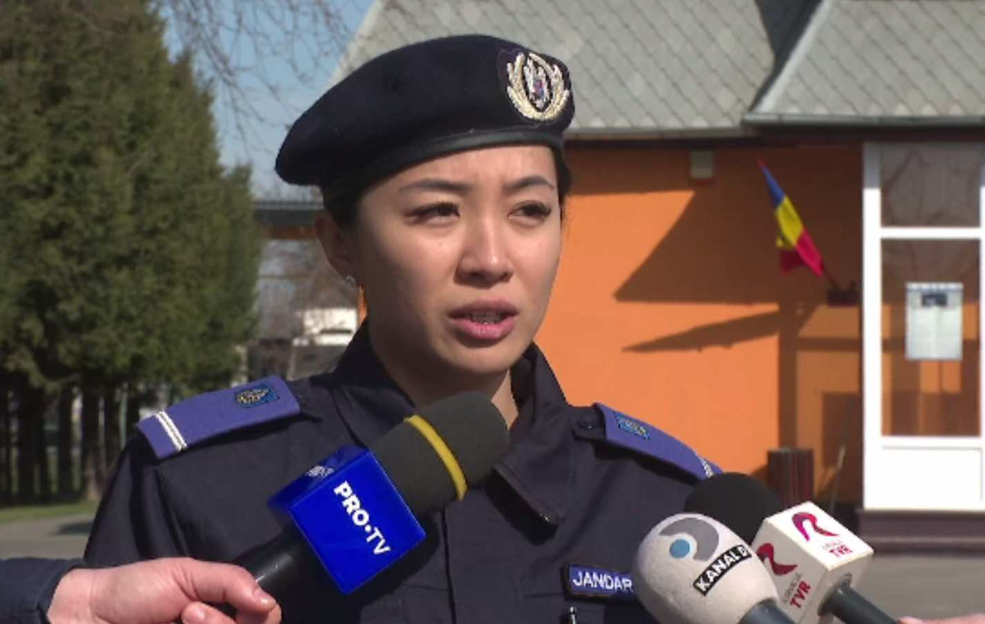 Jandarmerița chinezoaică și moldoveancă face furori la Galați. O cheamă Cristina