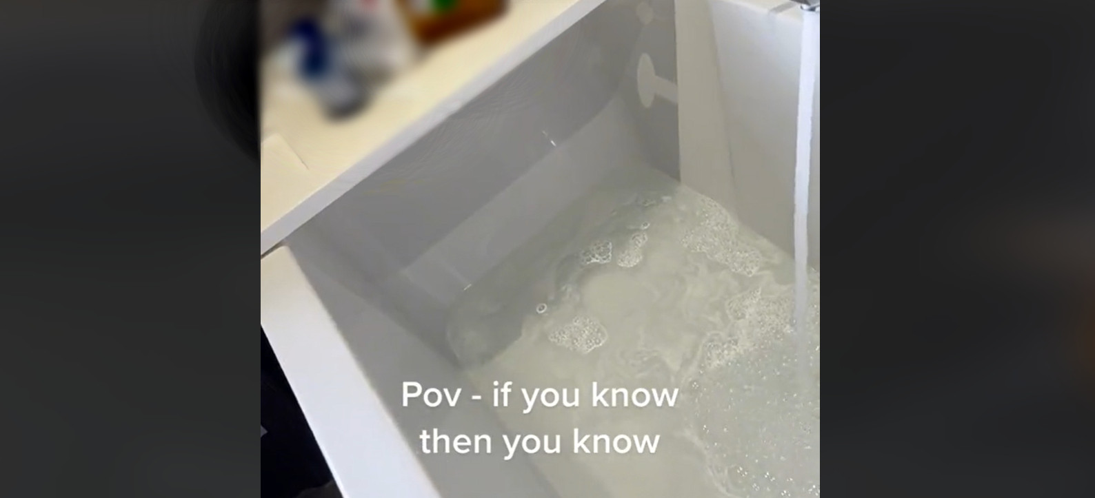 Un TikToker cunoscut a șocat mii de oameni după ce le-a arătat rutina ei de îngrijire. Ce folosește în loc de gel de duș