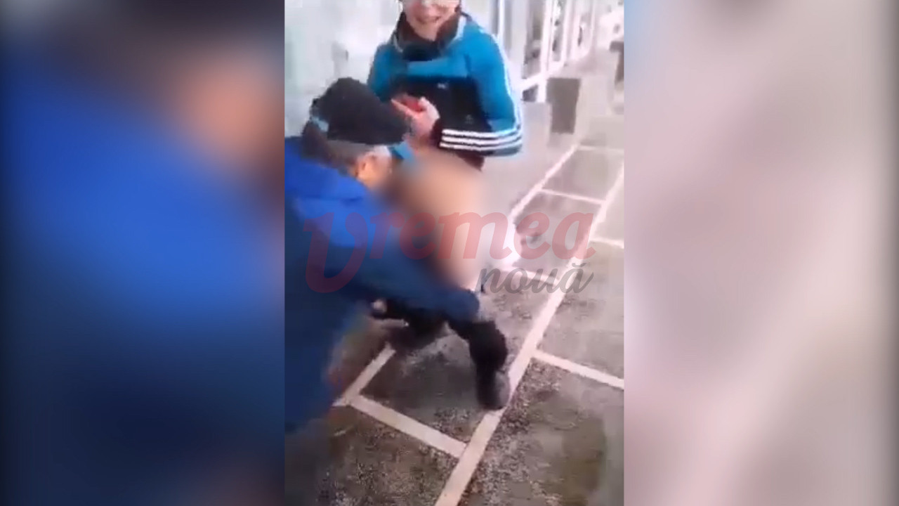 femeia dezbracat husi