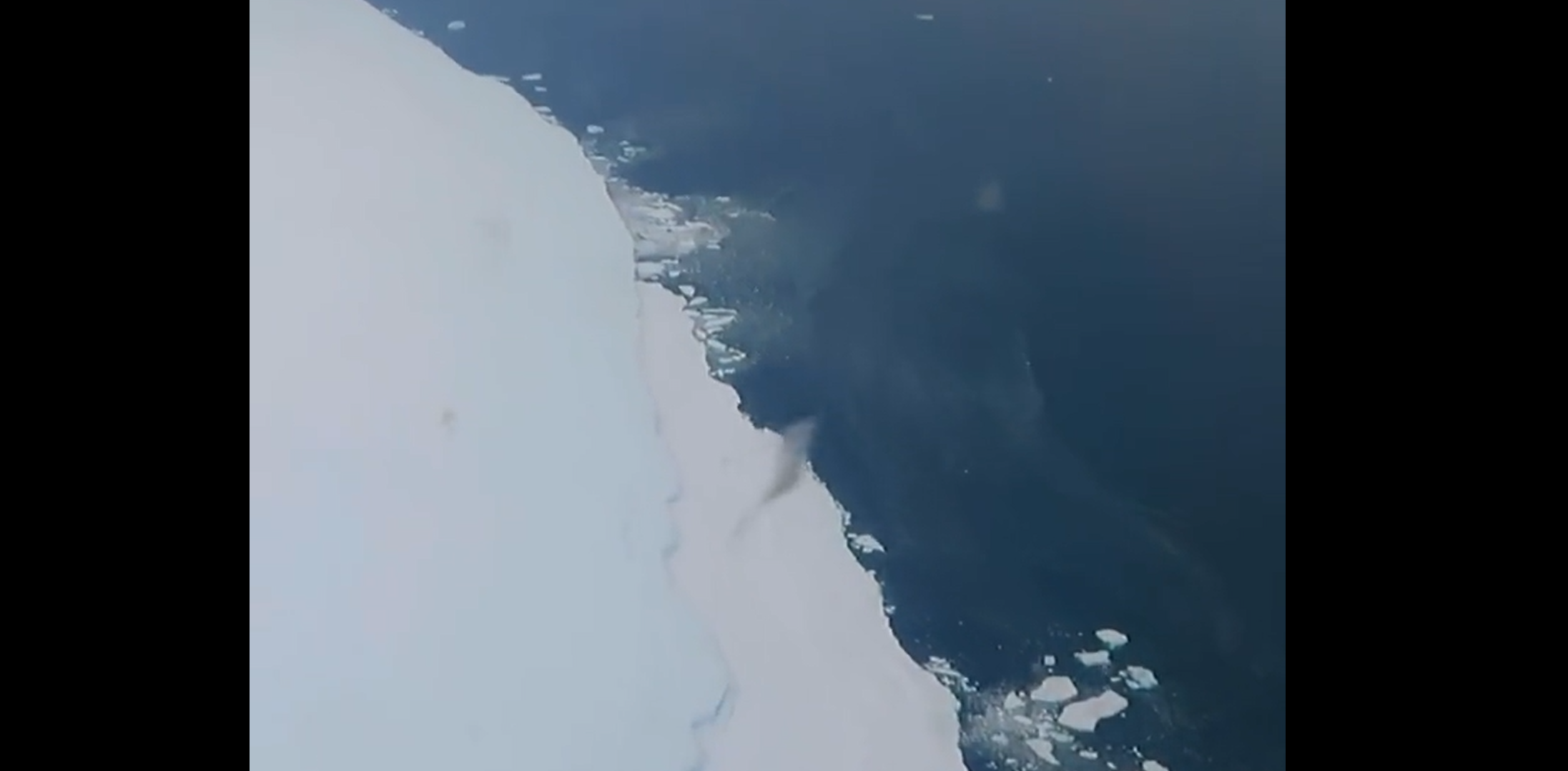 Momentul în care un aisberg uriaș, de mărimea Londrei, se desprinde de banchiză în Antarctica | VIDEO