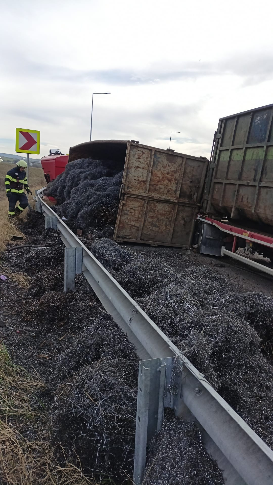 Accident grav în Alba Iulia: Un șofer a fost rănit după ce s-a răsturnat cu autocamionul | FOTO