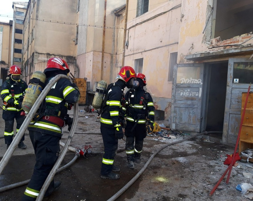 Operaţiune periculoasă de stingere a unui incendiu, în Oradea. Ce se afla în subsolul unui bloc care a luat foc
