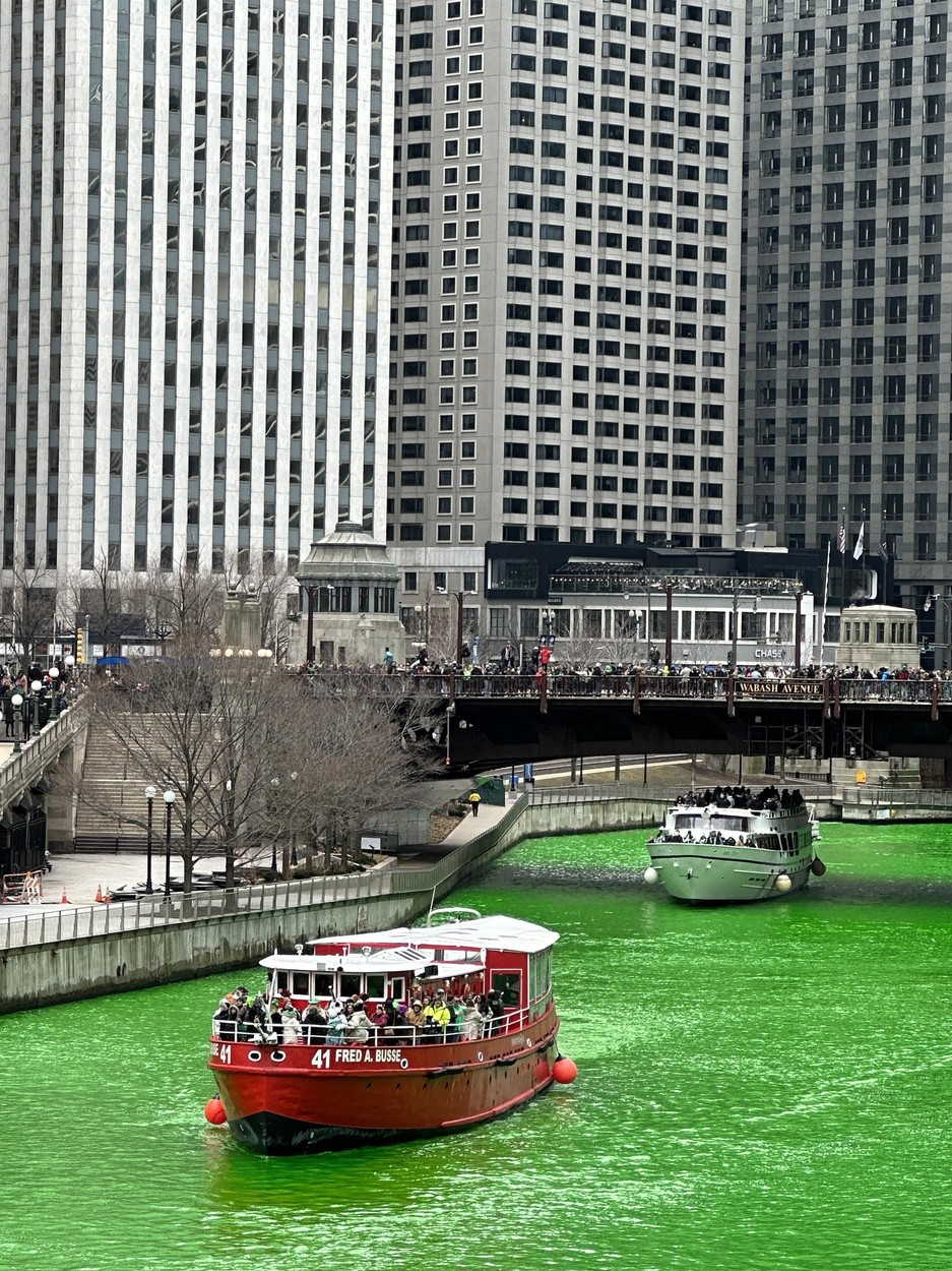 Râul Chicago, de un verde ieșit din comun. Cum a fost posibil. GALERIE FOTO