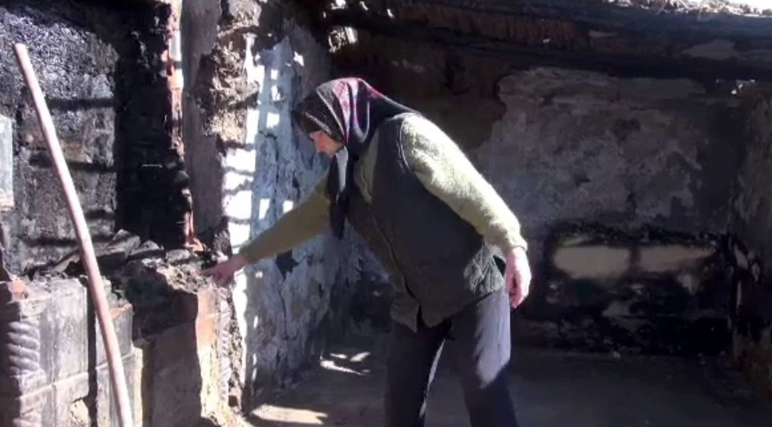 Trei generații ale unei familii au rămas fără casă, după un incendiu violent în Neamț. Bunicul a vrut să facă ouă fierte