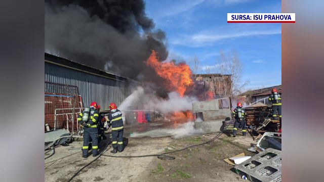 Alertă într-un cartier din Ploiești: Un service auto a fost cuprins de flăcări