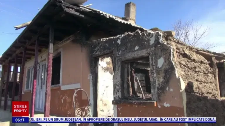 Trei generații ale unei familii au rămas fără casă, după un incendiu violent în Neamț. Bunicul a vrut să facă ouă fierte