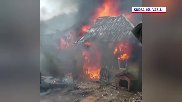 O mașină a fost cuprinsă de flăcări, într-un sat din apropierea Bârladului, județul Vaslui. Ce ar fi declanșat flăcările