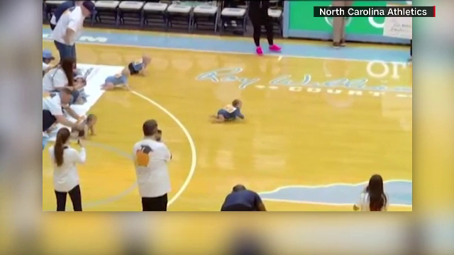 Zeci de bebeluși s-au întrecut în mersul de-a bușilea. Cine este câștigătorul și cu ce sumă a plecat acasă