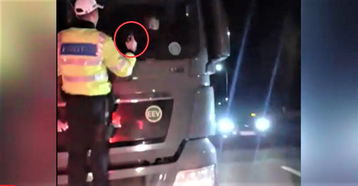 Bacău: Ucraineanul găsit beat la volanului unui TIR și care a fost somat cu armele de polițiști, arestat pentru 30 de zile
