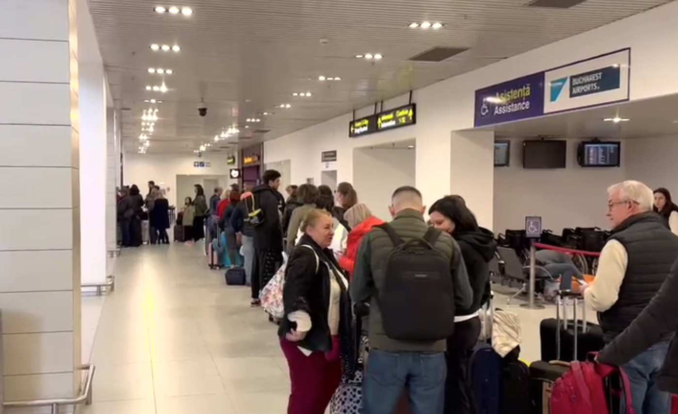 Aglomerație pe Aeroportul Henri Coandă. Cozi în fața ghișeelor de check-in închise