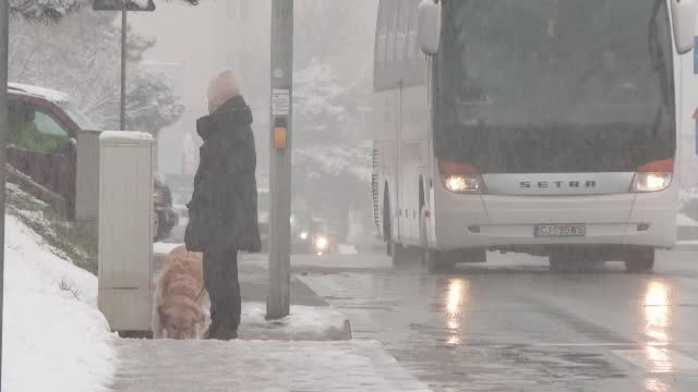 Iarnă la mijloc de martie, în mai multe zone din România. Utilajele de deszăpezire au fost scoase pe șosele