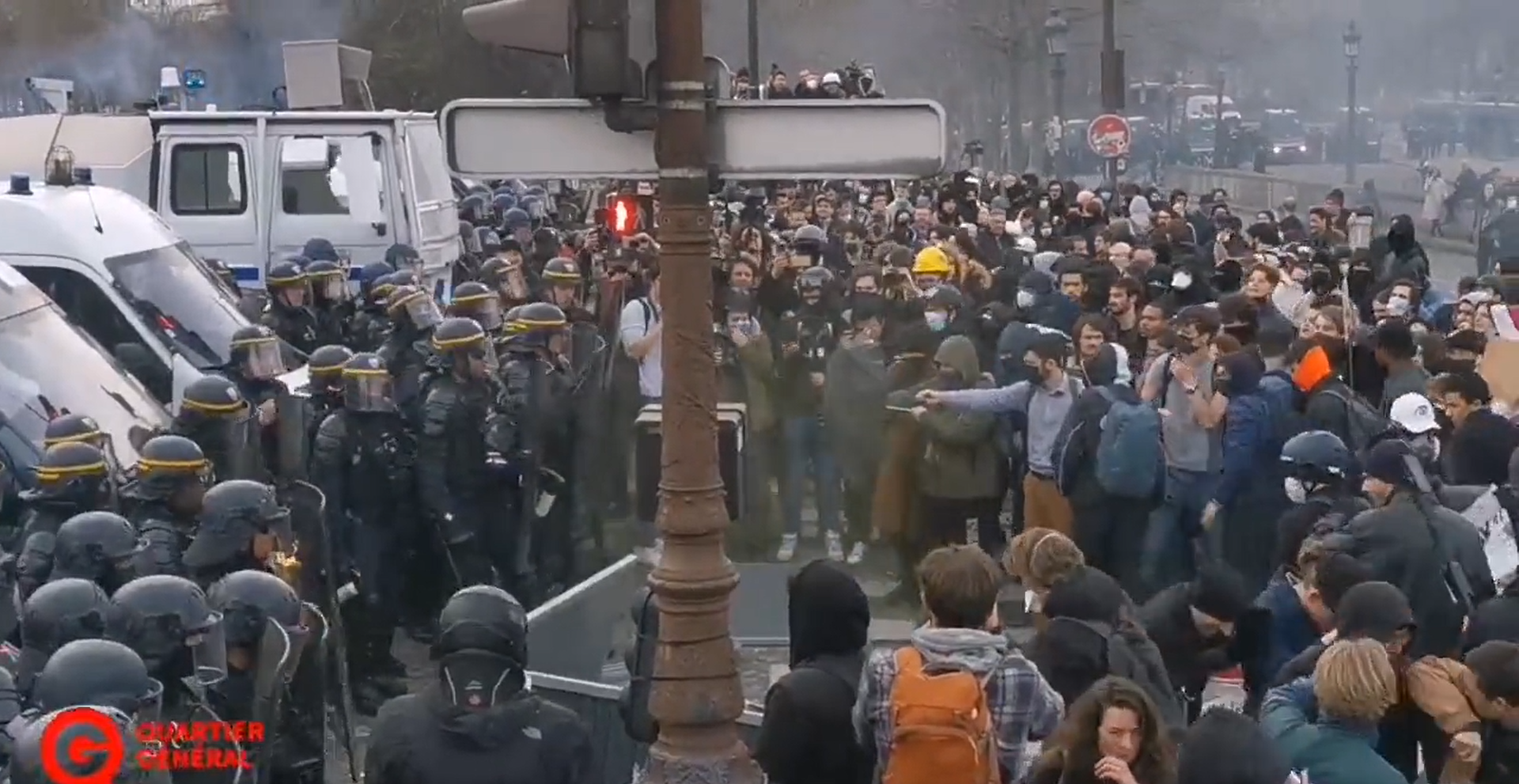 Noi proteste violente în Franța. Forţele de ordine i-au evacuat pe manifestanţi la Paris, în apropiere de parlament