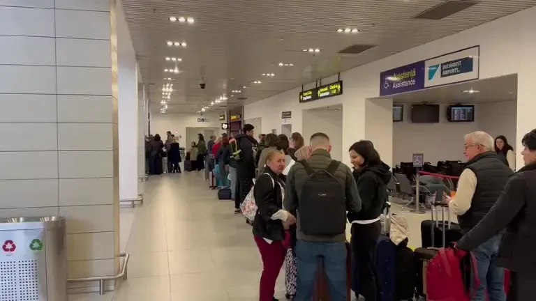 Aglomerație pe Aeroportul Henry Coandă. Cozi în fața ghișeelor de check-in închise