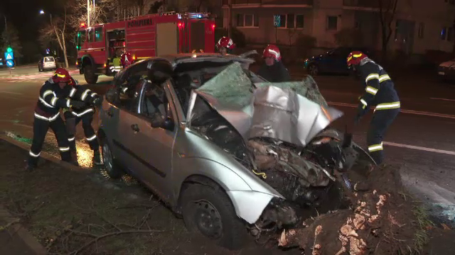 Un tânăr de 27 de ani a fost la un pas de moarte, după ce a intrat cu mașina într-un copac. Avea o alcoolemie de 0,93 la mie