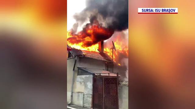 Două case din cartierul brașovean Schei au fost distruse în urma unui incendiu. De frică, un câine și-a mușcat stăpânul
