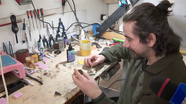 Bijuterii confecționate din deșeuri electrice. Soluția inedită a unui cuplu din Cluj-Napoca care și-a deschis un atelier