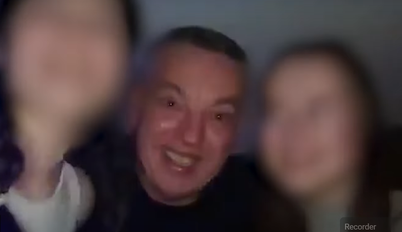 Ce a pățit un profesor de la Seminarul Teologic din Baia Mare care s-a pozat în pat cu elevele și le-a dat să bea VIDEO