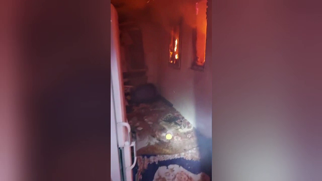 Misiune dificilă pentru pompierii din județul Vaslui. Un incendiu izbucnit la o casă din comuna Lipovăț, într-o zonă izolată