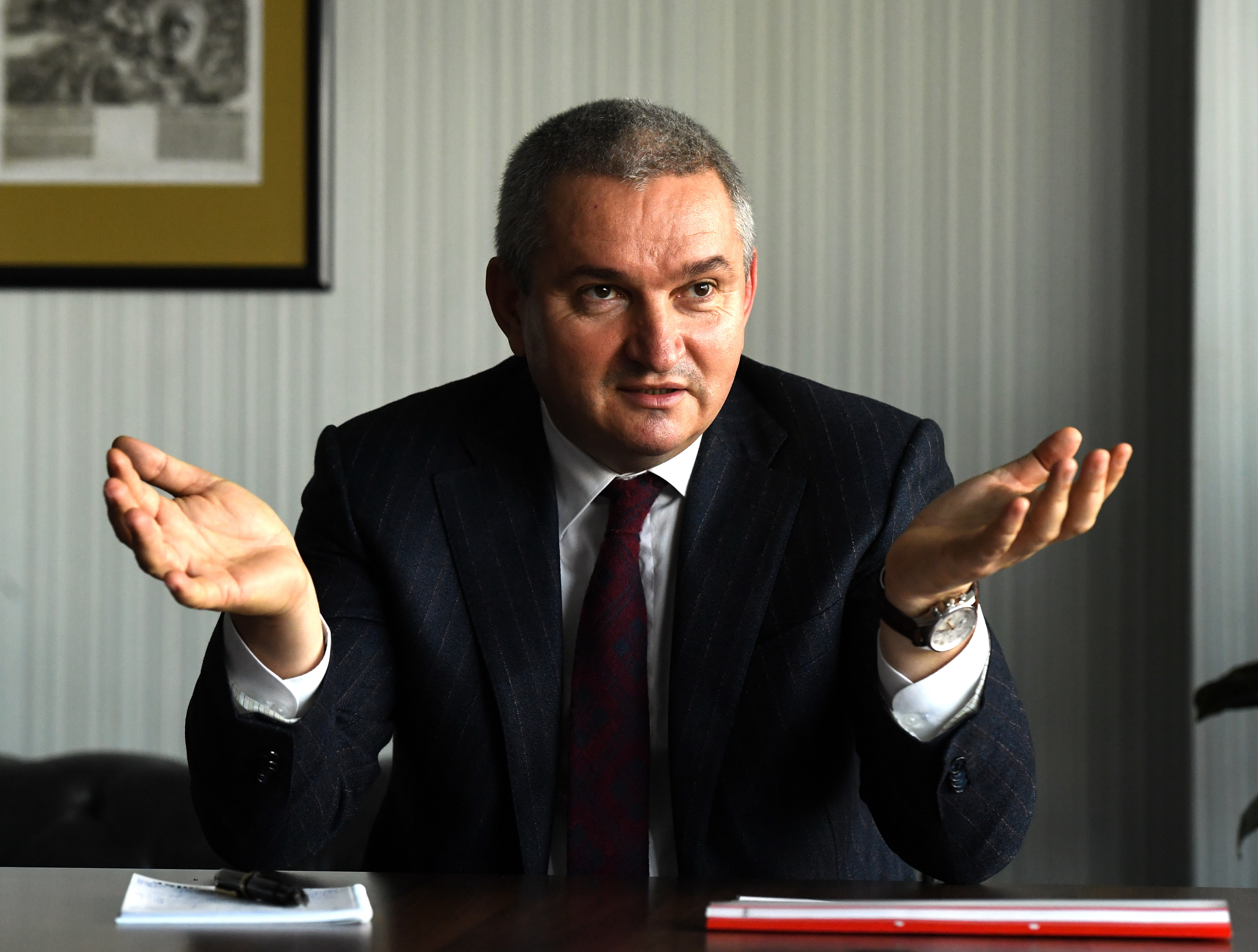 Șeful ASF câștigă 75.000 lei net/lună, angajații instituției sub care falimentează asigurările încasează 16 salarii pe an