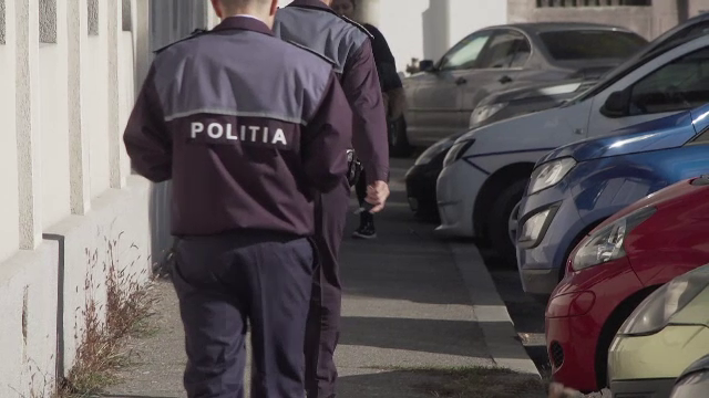 Doi foști angajați ai unei mari platforme de comerț online furau voucherele clienților pentru a cumpăra, gratuit, produse