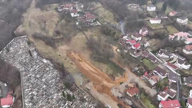 Reacția unui preot din Brașov când a fost prins excavând un deal de jur-împrejur fără autorizație. GALERIE FOTO